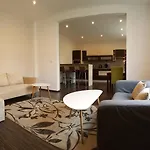 בית נופש Family House In Town With Garden *