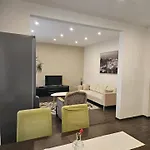 Family House In Town With Garden בית נופש