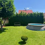 בית נופש Family House In Town With Garden
