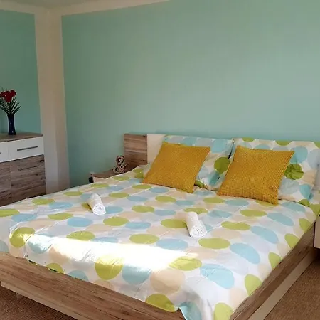 Nyaraló Family House In Town With Garden