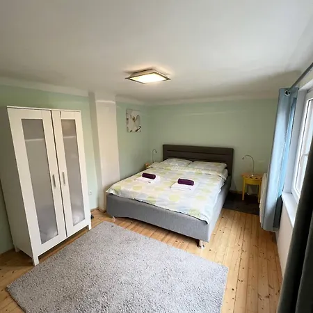 Family House In Town With Garden Nyaraló *