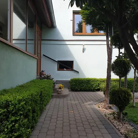 Family House In Town With Garden בית נופש פודבראדי