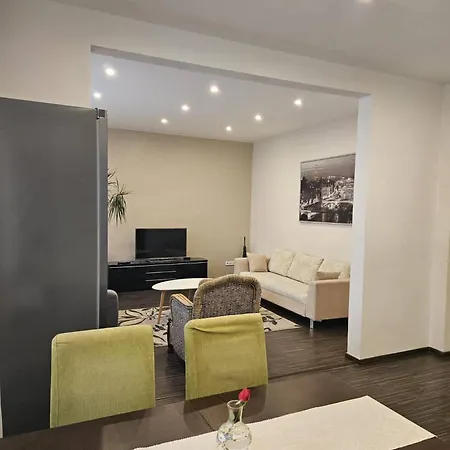 Family House In Town With Garden Feriehus