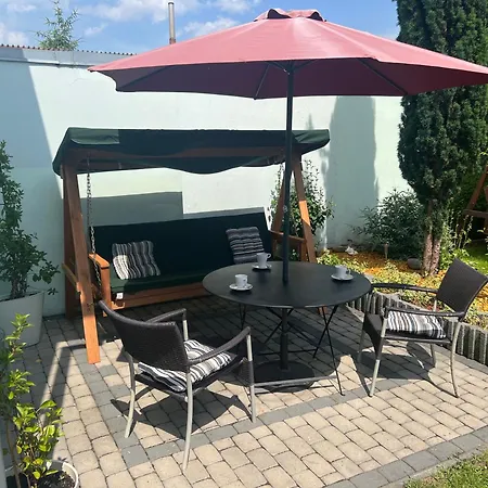 בית נופש Family House In Town With Garden *
